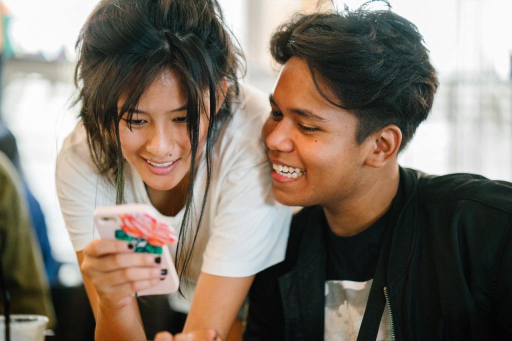 Boy and Girl on Smarphone - Easy Earned Money: How to Make Money as a Teenager